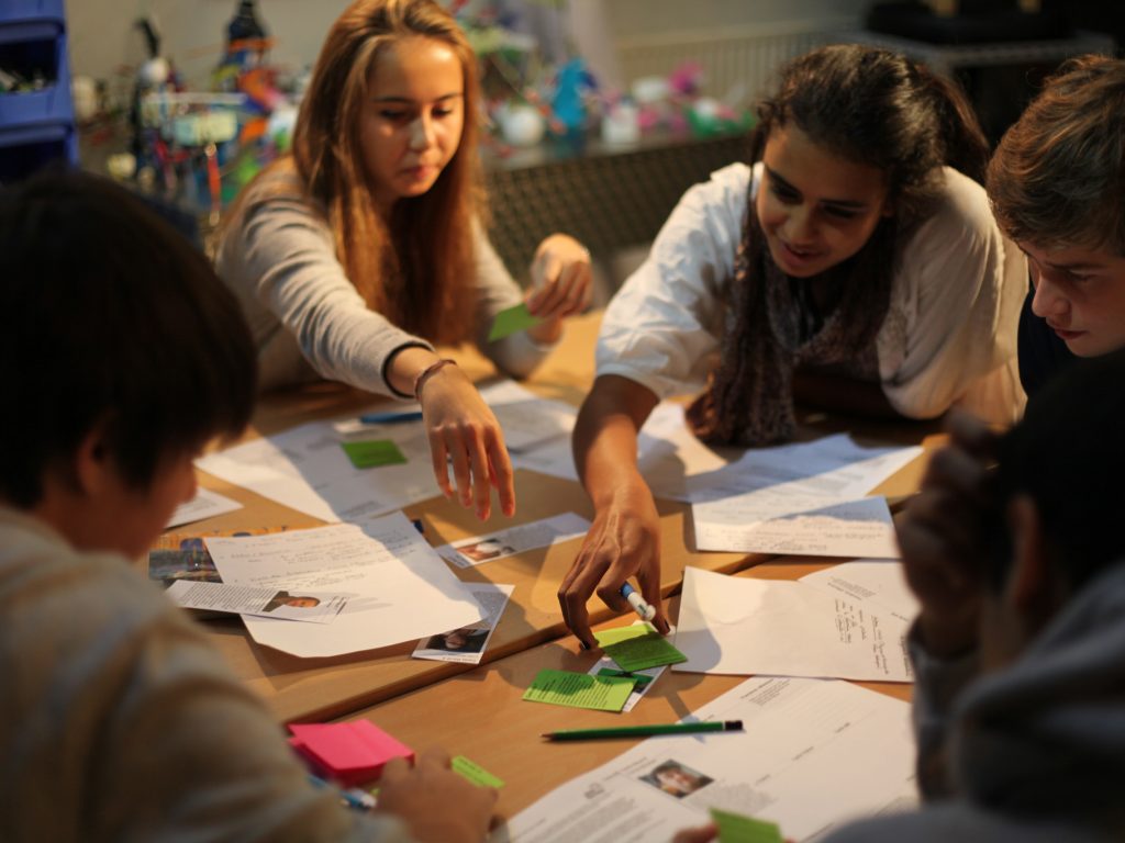 Animation – Play Decide Jeu de discussion (1) Animation - Play Decide Jeu de discussion (1)